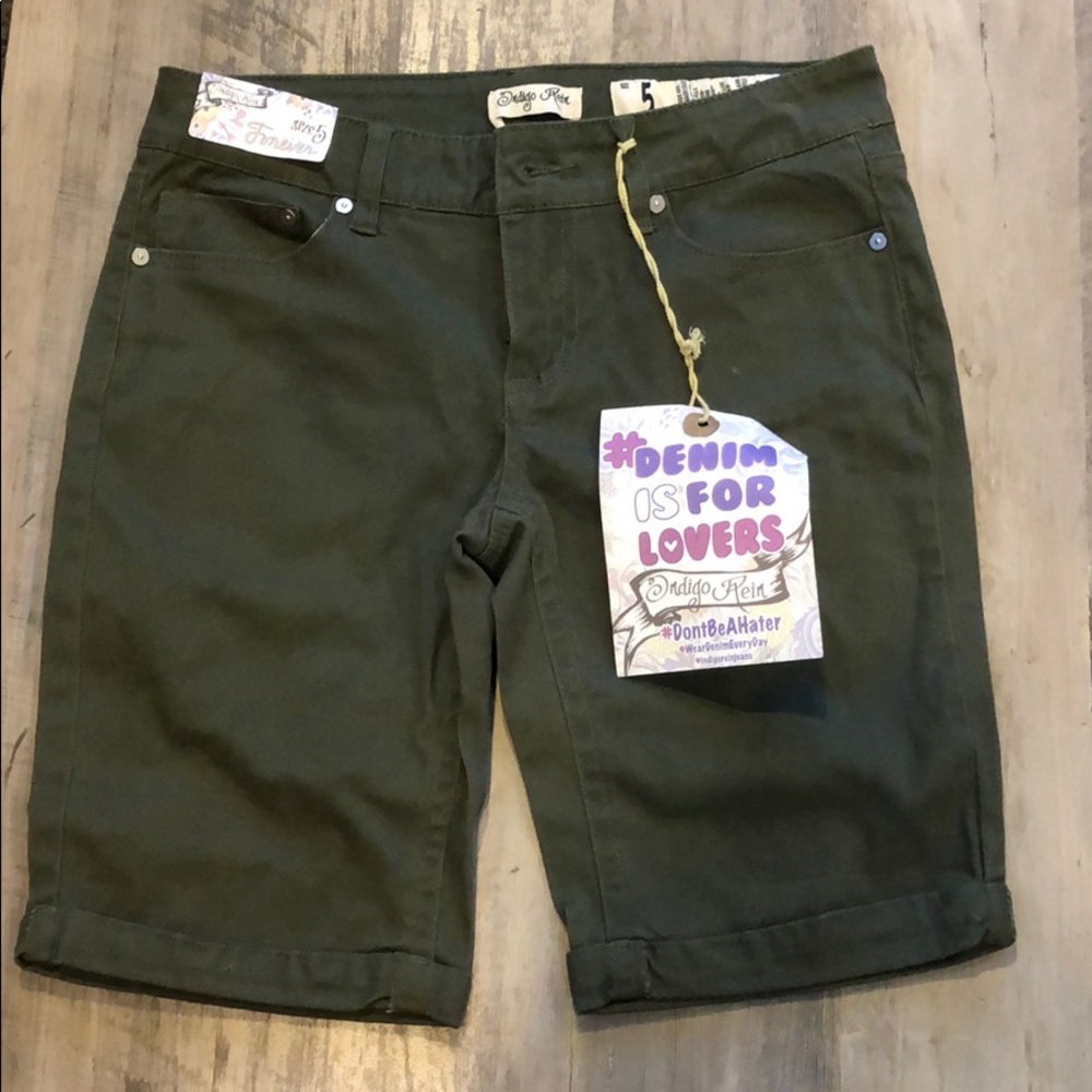 Army green women’s shorts. Size 5. NWT